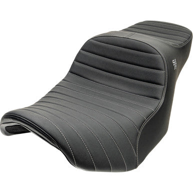 Slyfox #4723B - Chariot Seat - Silver Classic Stitch - Silver Logo - FLH/FLT '09-'23.5